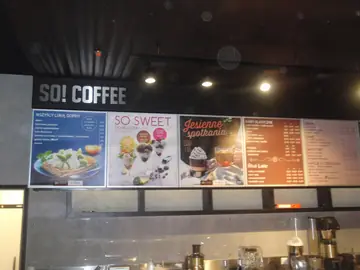 Podświetlane kasetony menu nad ladą kawiarni