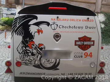 Oklejona przyczepa motocyklowa z orłem i logo Harley-Davidson