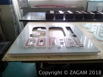 Gotowy kaseton SO! COFFEE w trakcie montażu w pracowni