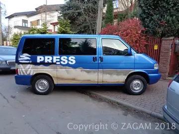 Oklejony bus PRESS w niebiesko-beżowych barwach