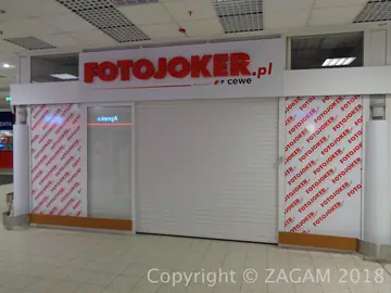 Witryna FOTOJOKER z grafiką na szybach