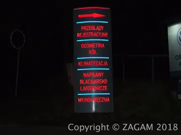 Podświetlany pylon kierunkowy nocą