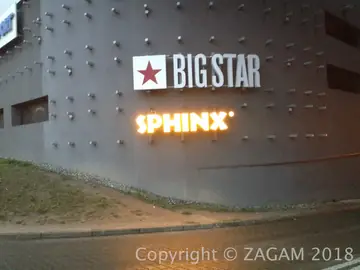 Litery BIG STAR i SPHINX na szarej elewacji