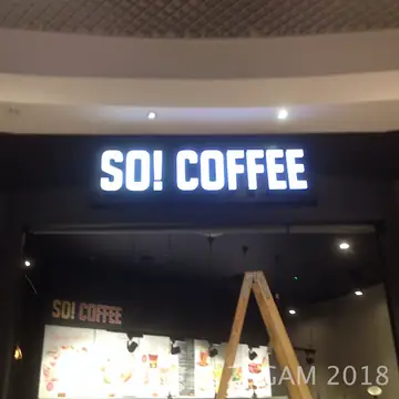 Podświetlany kaseton SO! COFFEE nad witryną nocą