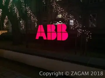 Litery ABB świecące na czerwono nocą