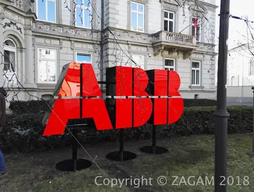 Czerwone litery 3D ABB przed kamienicą