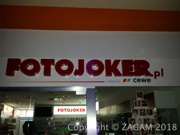 Witryna i litery FOTOJOKER w galerii handlowej