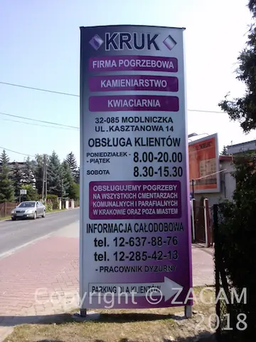 Pylon informacyjny z listą firm przy drodze
