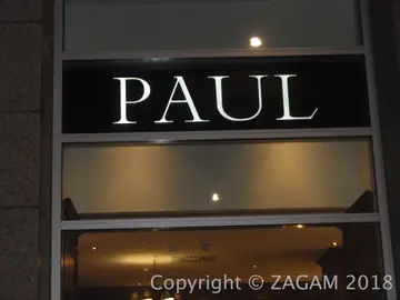 Kaseton PAUL nad wejściem do piekarni