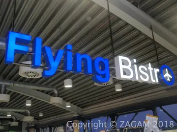 Niebieskie litery 3D Flying Bistro pod zadaszeniem