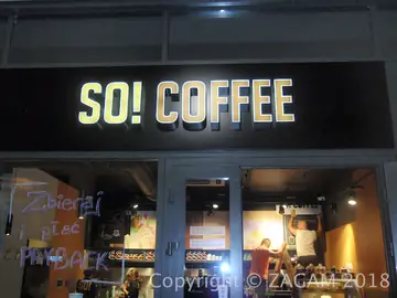 Podświetlany napis SO! COFFEE nad kawiarnią