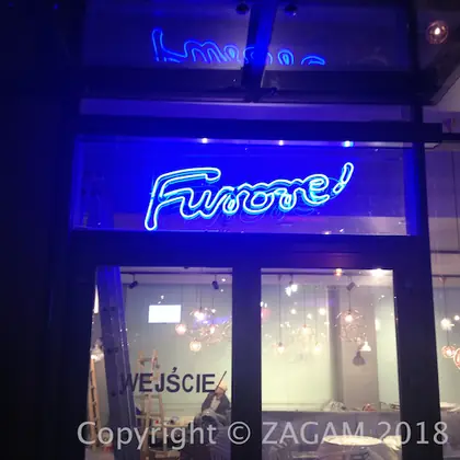 Niebieski neon Fanaberie nad wejściem do lokalu